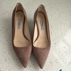 Nude beautiful Prada shoes 👠